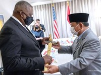 Momen-momen Keakraban Prabowo dengan Bos Pentagon di Bahrain