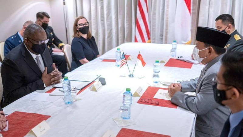 Menteri Pertahanan Prabowo Subianto bertemu Menteri Pertahanan Amerika Serikat (AS) Lloyd Austin di sela kegiatan kedua Menhan menghadiri the 17th International Institute for Strategic Studies (IISS) Manama Dialogue 2021 di Bahrain. (Dok U.S Secretary of Defense)