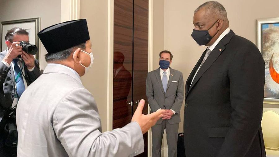 Menteri Pertahanan Prabowo Subianto bertemu Menteri Pertahanan Amerika Serikat (AS) Lloyd Austin di sela kegiatan kedua Menhan menghadiri the 17th International Institute for Strategic Studies (IISS) Manama Dialogue 2021 di Bahrain. (Dok U.S Secretary of Defense)