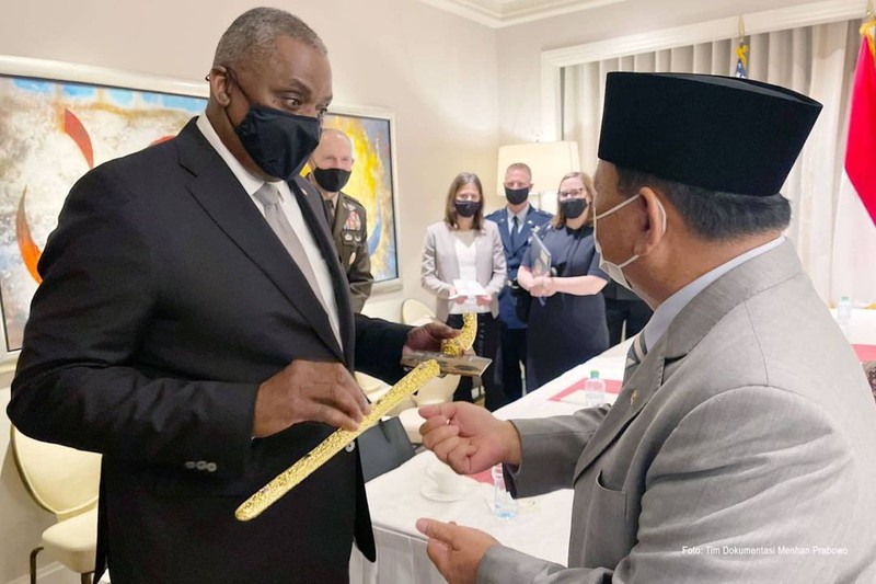 Menteri Pertahanan Prabowo Subianto bertemu Menteri Pertahanan Amerika Serikat (AS) Lloyd Austin di sela kegiatan kedua Menhan menghadiri the 17th International Institute for Strategic Studies (IISS) Manama Dialogue 2021 di Bahrain. (Dok U.S Secretary of Defense)
