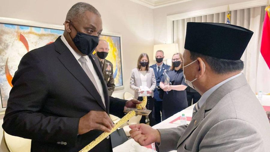 Menteri Pertahanan Prabowo Subianto bertemu Menteri Pertahanan Amerika Serikat (AS) Lloyd Austin di sela kegiatan kedua Menhan menghadiri the 17th International Institute for Strategic Studies (IISS) Manama Dialogue 2021 di Bahrain. (Dok U.S Secretary of Defense)