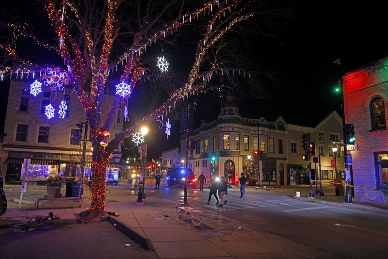 Mobil Tabrak Parade Natal di Wisconsin AS A red SUV speeds past attendees moments before plowing into a crowd at a Christmas parade in Waukesha, Wisconsin, U.S., in this still image taken from a November 21, 2021 social media video. CITY OF WAUKESHA/Facebook/via REUTERS THIS IMAGE HAS BEEN SUPPLIED BY A THIRD PARTY. MANDATORY CREDIT. NO RESALES. NO ARCHIVES.