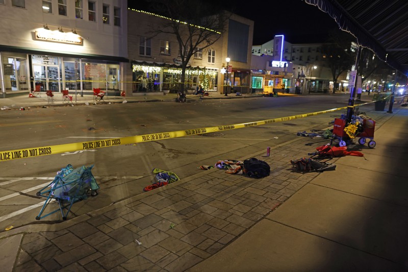 Mobil Tabrak Parade Natal di Wisconsin AS A red SUV speeds past attendees moments before plowing into a crowd at a Christmas parade in Waukesha, Wisconsin, U.S., in this still image taken from a November 21, 2021 social media video. CITY OF WAUKESHA/Facebook/via REUTERS THIS IMAGE HAS BEEN SUPPLIED BY A THIRD PARTY. MANDATORY CREDIT. NO RESALES. NO ARCHIVES.