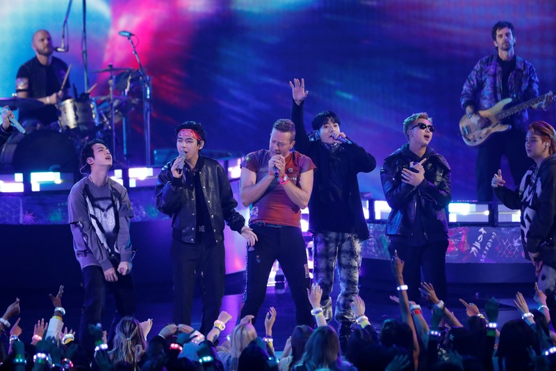 Penampilan BTS dan Coldplay di Annual American Music Awards, AMMA Coldplay and BTS perform during the Annual American Music Awards at the Microsoft Theatre in Los Angeles, California, U.S., November 21, 2021. REUTERS/Mario Anzuoni