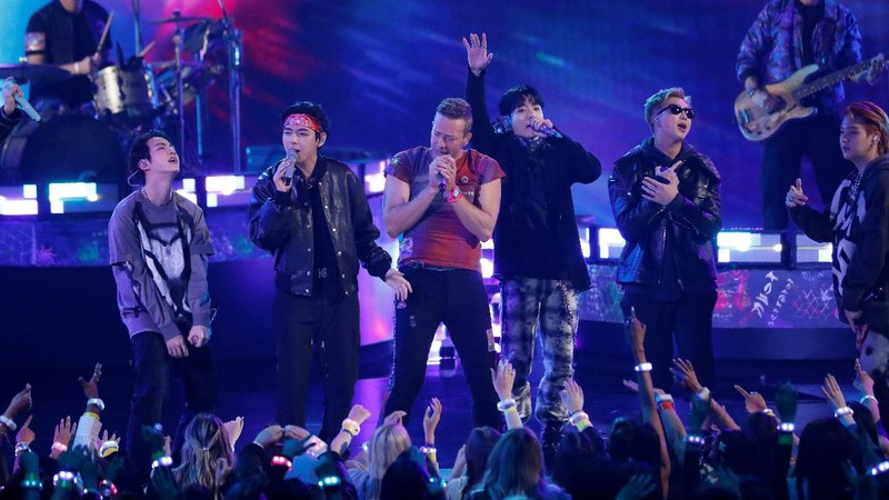 Coldplay and BTS perform during the Annual American Music Awards at the Microsoft Theatre in Los Angeles, California, U.S., November 21, 2021. REUTERS/Mario Anzuoni
