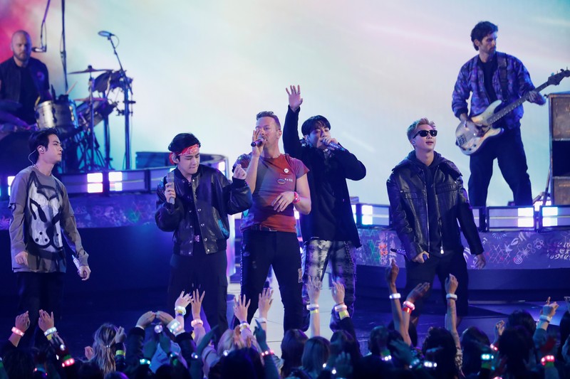 Penampilan BTS dan Coldplay di Annual American Music Awards, AMMA Coldplay and BTS perform during the Annual American Music Awards at the Microsoft Theatre in Los Angeles, California, U.S., November 21, 2021. REUTERS/Mario Anzuoni