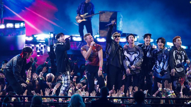 Coldplay and BTS perform during the Annual American Music Awards at the Microsoft Theatre in Los Angeles, California, U.S., November 21, 2021. REUTERS/Mario Anzuoni