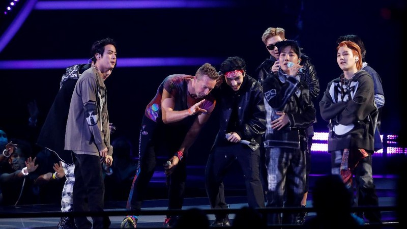 Coldplay and BTS perform during the Annual American Music Awards at the Microsoft Theatre in Los Angeles, California, U.S., November 21, 2021. REUTERS/Mario Anzuoni