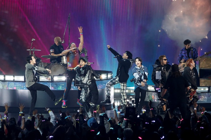 Penampilan BTS dan Coldplay di Annual American Music Awards, AMMA Coldplay and BTS perform during the Annual American Music Awards at the Microsoft Theatre in Los Angeles, California, U.S., November 21, 2021. REUTERS/Mario Anzuoni