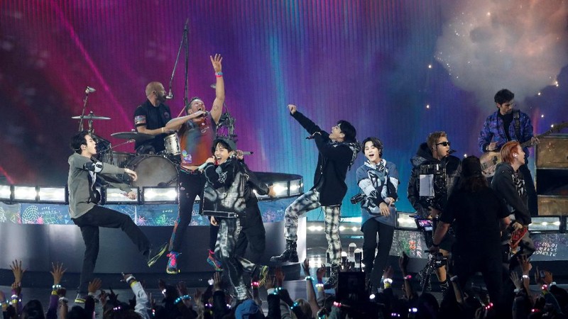Coldplay and BTS perform during the Annual American Music Awards at the Microsoft Theatre in Los Angeles, California, U.S., November 21, 2021. REUTERS/Mario Anzuoni