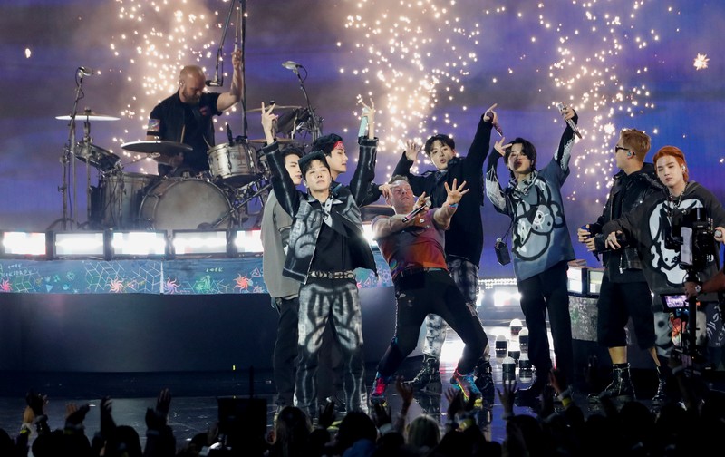 Penampilan BTS dan Coldplay di Annual American Music Awards, AMMA Coldplay and BTS perform during the Annual American Music Awards at the Microsoft Theatre in Los Angeles, California, U.S., November 21, 2021. REUTERS/Mario Anzuoni