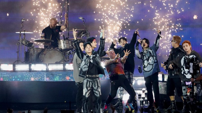 Coldplay and BTS perform during the Annual American Music Awards at the Microsoft Theatre in Los Angeles, California, U.S., November 21, 2021. REUTERS/Mario Anzuoni