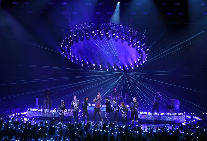 Penampilan BTS dan Coldplay di Annual American Music Awards, AMMA Coldplay and BTS perform during the Annual American Music Awards at the Microsoft Theatre in Los Angeles, California, U.S., November 21, 2021. REUTERS/Mario Anzuoni