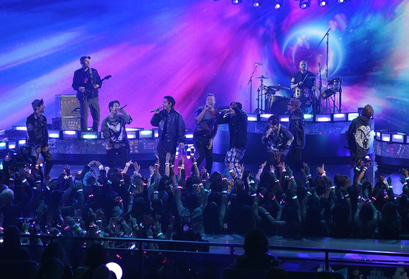 Penampilan BTS dan Coldplay di Annual American Music Awards, AMMA Coldplay and BTS perform during the Annual American Music Awards at the Microsoft Theatre in Los Angeles, California, U.S., November 21, 2021. REUTERS/Mario Anzuoni