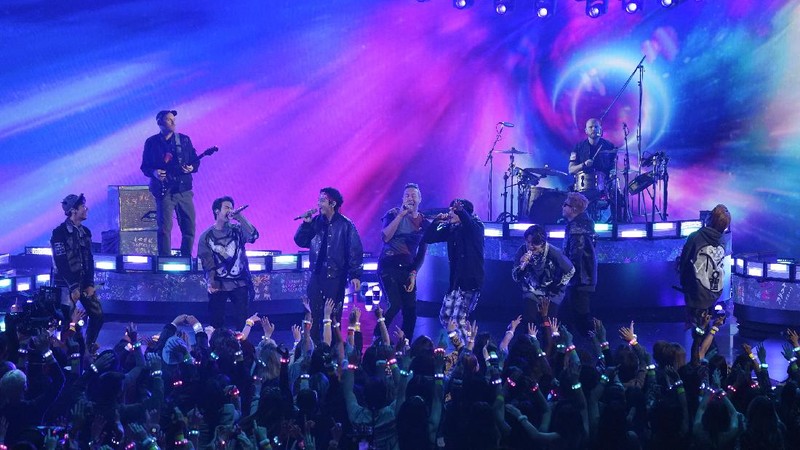 Coldplay and BTS perform during the Annual American Music Awards at the Microsoft Theatre in Los Angeles, California, U.S., November 21, 2021. REUTERS/Mario Anzuoni