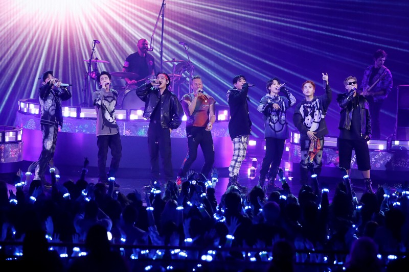Penampilan BTS dan Coldplay di Annual American Music Awards, AMMA Coldplay and BTS perform during the Annual American Music Awards at the Microsoft Theatre in Los Angeles, California, U.S., November 21, 2021. REUTERS/Mario Anzuoni