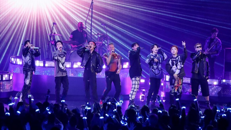 Coldplay and BTS perform during the Annual American Music Awards at the Microsoft Theatre in Los Angeles, California, U.S., November 21, 2021. REUTERS/Mario Anzuoni