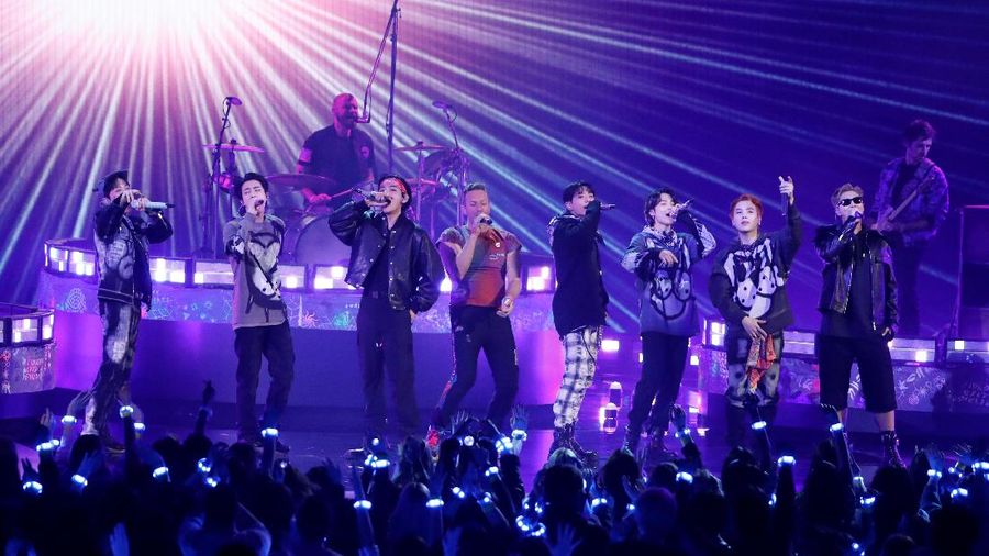 Penampilan BTS dan Coldplay di Annual American Music Awards, AMMA Coldplay and BTS perform during the Annual American Music Awards at the Microsoft Theatre in Los Angeles, California, U.S., November 21, 2021. REUTERS/Mario Anzuoni
