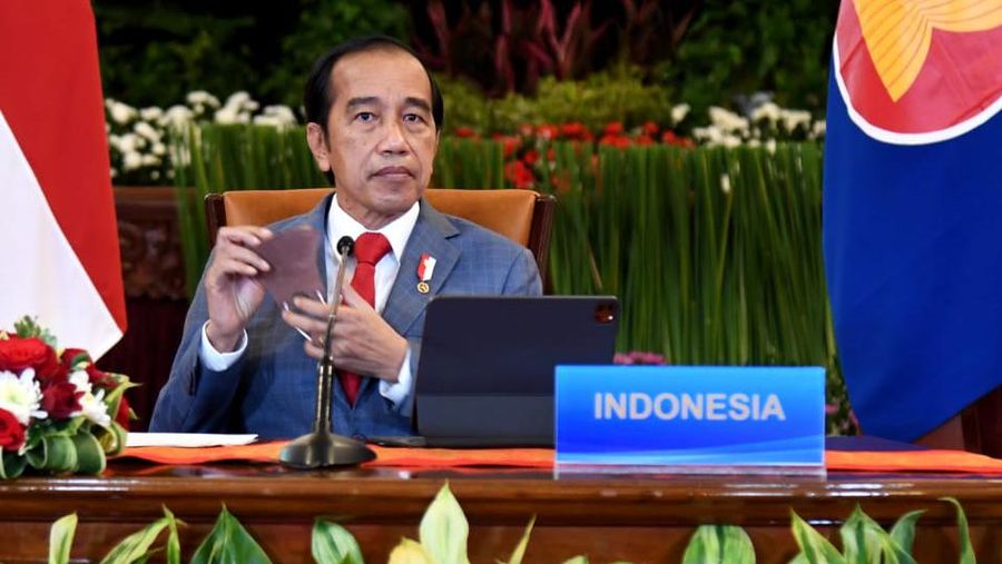 Presiden Joko Widodo (Jokowi) dalam pidatonya saat menghadiri Konferensi Khusus untuk Memperingati 30 Tahun Hubungan ASEAN-China secara virtual dari Istana Kepresidenan Jakarta, Senin (22/11/2021). (Biro Pers Sekretariat Presiden/ Rusman)