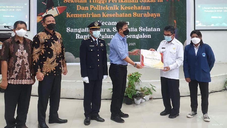 Serah Terima bantuan Pendidikan Untuk Masyarakat Tahun 2021 (Dok. Bumi Resources)