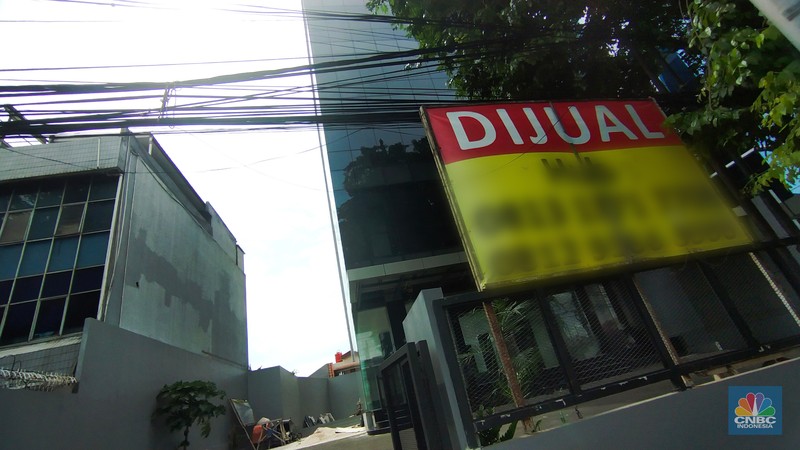 Gedung Dijual Pengendara melewati spanduk gedung yang dijual dikawasan, Jakarta, Selasa (23/11/2021). Fenomena maraknya penjualan gedung perkantoran DKI Jakarta dapat terpotret dari marketplace seperti OLX, salah satunya sebuah gedung yang berlokasi didi Mampang Prapatan, Jakarta. (CNBC Indonesia/ Tri Susilo)