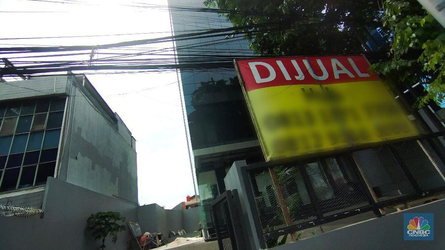 Pengendara melewati spanduk gedung yang dijual dikawasan, Jakarta, Selasa (23/11/2021). Fenomena maraknya penjualan gedung perkantoran DKI Jakarta dapat terpotret dari marketplace seperti OLX, salah satunya sebuah gedung yang berlokasi didi Mampang Prapatan, Jakarta.  (CNBC Indonesia/ Tri Susilo)
