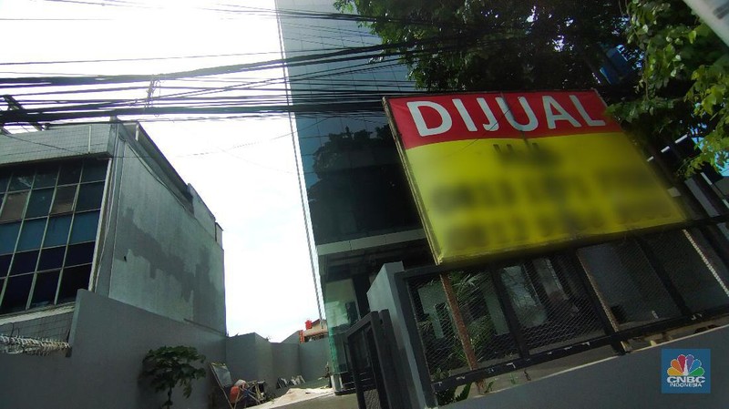 Pengendara melewati spanduk gedung yang dijual dikawasan, Jakarta, Selasa (23/11/2021). Fenomena maraknya penjualan gedung perkantoran DKI Jakarta dapat terpotret dari marketplace seperti OLX, salah satunya sebuah gedung yang berlokasi didi Mampang Prapatan, Jakarta.  (CNBC Indonesia/ Tri Susilo)