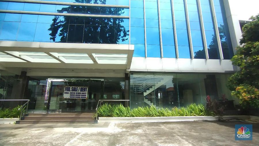 Pengendara melewati spanduk gedung yang dijual dikawasan, Jakarta, Selasa (23/11/2021). Fenomena maraknya penjualan gedung perkantoran DKI Jakarta dapat terpotret dari marketplace seperti OLX, salah satunya sebuah gedung yang berlokasi didi Mampang Prapatan, Jakarta.  (CNBC Indonesia/ Tri Susilo)