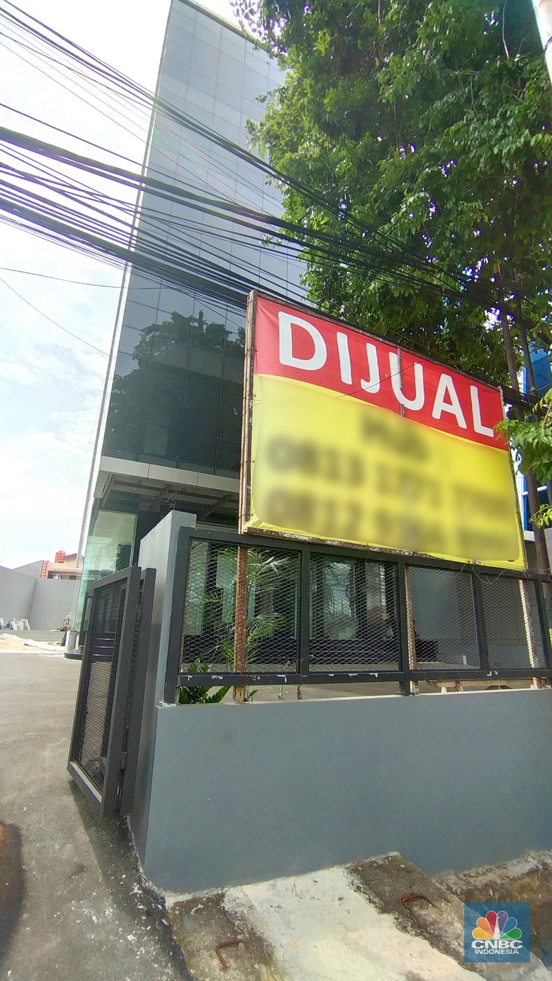 Gedung Dijual Pengendara melewati spanduk gedung yang dijual dikawasan, Jakarta, Selasa (23/11/2021). Fenomena maraknya penjualan gedung perkantoran DKI Jakarta dapat terpotret dari marketplace seperti OLX, salah satunya sebuah gedung yang berlokasi didi Mampang Prapatan, Jakarta. (CNBC Indonesia/ Tri Susilo)