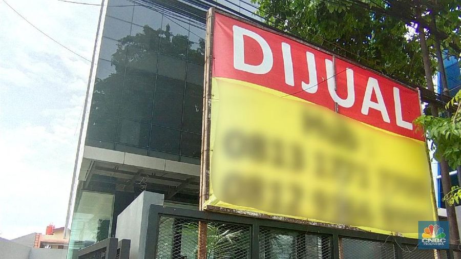 Pengendara melewati spanduk gedung yang dijual dikawasan, Jakarta, Selasa (23/11/2021). Fenomena maraknya penjualan gedung perkantoran DKI Jakarta dapat terpotret dari marketplace seperti OLX, salah satunya sebuah gedung yang berlokasi didi Mampang Prapatan, Jakarta.  (CNBC Indonesia/ Tri Susilo)