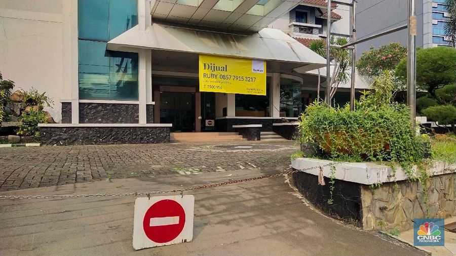 Pengendara melewati spanduk gedung yang dijual dikawasan, Jakarta, Selasa (23/11/2021). Fenomena maraknya penjualan gedung perkantoran DKI Jakarta dapat terpotret dari marketplace seperti OLX, salah satunya sebuah gedung yang berlokasi didi Mampang Prapatan, Jakarta.  (CNBC Indonesia/ Tri Susilo)