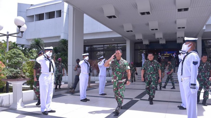Panglima TNI Jenderal Andika Perkasa (tengah)