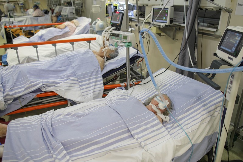 Intubated COVID-19 patients are seen in a crowded COVID-19 ICU ward at Bucharest's University Hospital, in Bucharest, Romania, October 29, 2021. Inquam Photos/Octav Ganea via REUTERS ATTENTION EDITORS - THIS IMAGE WAS PROVIDED BY A THIRD PARTY. ROMANIA OUT. NO COMMERCIAL OR EDITORIAL SALES IN ROMANIA