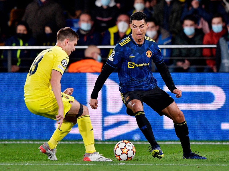 Pemain Manchester United Cristiano Ronaldo merayakan gol pertamanya bersama Alex Telles selama pertandingan sepak bola Grup F Liga Champions antara Villarreal dan Manchester United di stadion Ceramica di Villarreal, Spanyol, Selasa, 23 November 2021. (REUTERS/Pablo Morano)