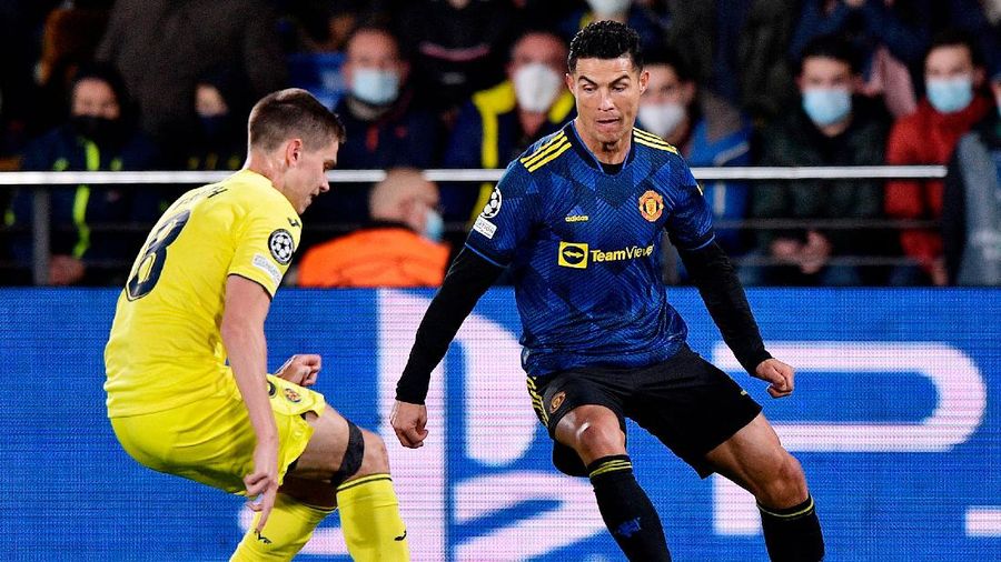 Pemain Manchester United Cristiano Ronaldo merayakan gol pertamanya bersama Alex Telles selama pertandingan sepak bola Grup F Liga Champions antara Villarreal dan Manchester United di stadion Ceramica di Villarreal, Spanyol, Selasa, 23 November 2021. (REUTERS/Pablo Morano)