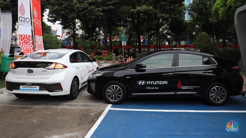Menteri Koordinator Bidang Perekonomian Airlangga Hartarto dan Menteri Perindustrian Agus Gumiwang di acara seremonial penyerahan mobil listrik sebagai kendaraan resmi untuk mendukung kegiatan presidensi  di Indonesia telah ditetapkan sebagai Presidensi G20 Tahun 2022, di Kemenko Perekonomian, Jakarta, Rabu, 24/11. Pemerintah bakal menggunakan kendaraan listrik sebagai alat transportasi resmi dalam perhelatan Konferensi Tingkat Tinggi (KTT) G20 di Bali pada 2022. Konferensi Tingkat Tinggi (KTT) G20 ke-15. Setiap tahunnya para negara anggota G20 bergilir untuk menjadi tuan rumah rangkaian kegiatan pertemuan organisasi tersebut. Setelah serah terima dari Italia, Indonesia akan memegang Presidensi G20 Tahun 2022 selama satu tahun.  (CNBC Indonesia/ Muhammad Sabki)