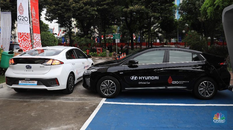 Menteri Koordinator Bidang Perekonomian Airlangga Hartarto dan Menteri Perindustrian Agus Gumiwang di acara seremonial penyerahan mobil listrik sebagai kendaraan resmi untuk mendukung kegiatan presidensi  di Indonesia telah ditetapkan sebagai Presidensi G20 Tahun 2022, di Kemenko Perekonomian, Jakarta, Rabu, 24/11. Pemerintah bakal menggunakan kendaraan listrik sebagai alat transportasi resmi dalam perhelatan Konferensi Tingkat Tinggi (KTT) G20 di Bali pada 2022. Konferensi Tingkat Tinggi (KTT) G20 ke-15. Setiap tahunnya para negara anggota G20 bergilir untuk menjadi tuan rumah rangkaian kegiatan pertemuan organisasi tersebut. Setelah serah terima dari Italia, Indonesia akan memegang Presidensi G20 Tahun 2022 selama satu tahun.  (CNBC Indonesia/ Muhammad Sabki)