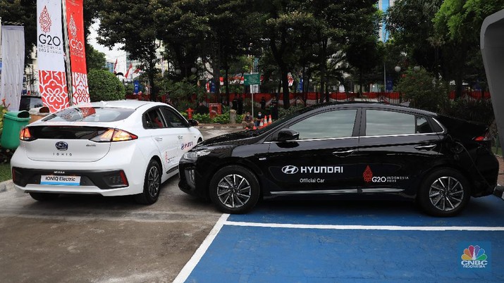 Hyundai Ioniq dan Hyundai Kona sebagai Kendaraan Resmi Kegiatan Presidensi G20 di Indonesia Tahun 2022 Menteri Koordinator Bidang Perekonomian Airlangga Hartarto dan Menteri Perindustrian Agus Gumiwang di acara seremonial penyerahan mobil listrik sebagai kendaraan resmi untuk mendukung kegiatan presidensi di Indonesia telah ditetapkan sebagai Presidensi G20 Tahun 2022, di Kemenko Perekonomian, Jakarta, Rabu, 24/11. Pemerintah bakal menggunakan kendaraan listrik sebagai alat transportasi resmi dalam perhelatan Konferensi Tingkat Tinggi (KTT) G20 di Bali pada 2022. Konferensi Tingkat Tinggi (KTT) G20 ke-15. Setiap tahunnya para negara anggota G20 bergilir untuk menjadi tuan rumah rangkaian kegiatan pertemuan organisasi tersebut. Setelah serah terima dari Italia, Indonesia akan memegang Presidensi G20 Tahun 2022 selama satu tahun. (CNBC Indonesia/ Muhammad Sabki)
