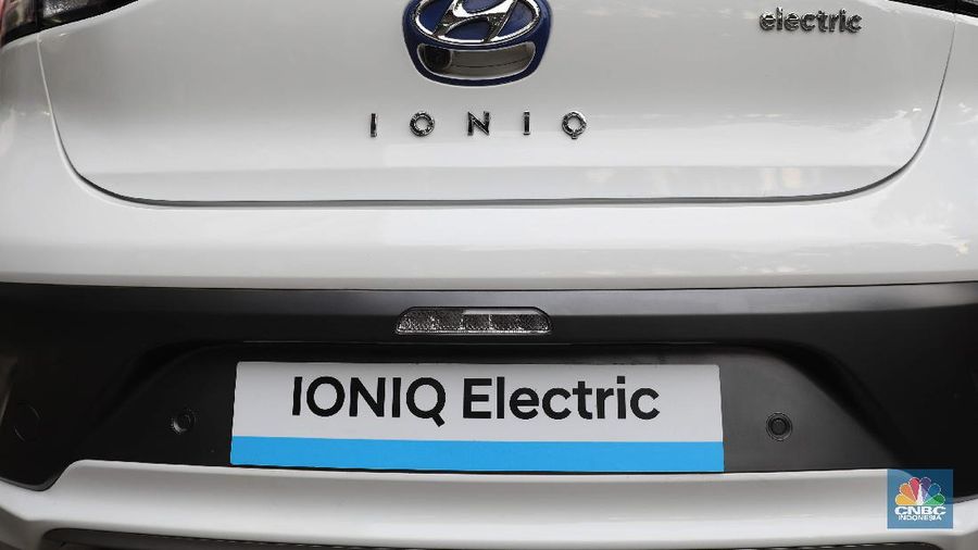 Menteri Koordinator Bidang Perekonomian Airlangga Hartarto dan Menteri Perindustrian Agus Gumiwang di acara seremonial penyerahan mobil listrik sebagai kendaraan resmi untuk mendukung kegiatan presidensi  di Indonesia telah ditetapkan sebagai Presidensi G20 Tahun 2022, di Kemenko Perekonomian, Jakarta, Rabu, 24/11. Pemerintah bakal menggunakan kendaraan listrik sebagai alat transportasi resmi dalam perhelatan Konferensi Tingkat Tinggi (KTT) G20 di Bali pada 2022. Konferensi Tingkat Tinggi (KTT) G20 ke-15. Setiap tahunnya para negara anggota G20 bergilir untuk menjadi tuan rumah rangkaian kegiatan pertemuan organisasi tersebut. Setelah serah terima dari Italia, Indonesia akan memegang Presidensi G20 Tahun 2022 selama satu tahun.  (CNBC Indonesia/ Muhammad Sabki)