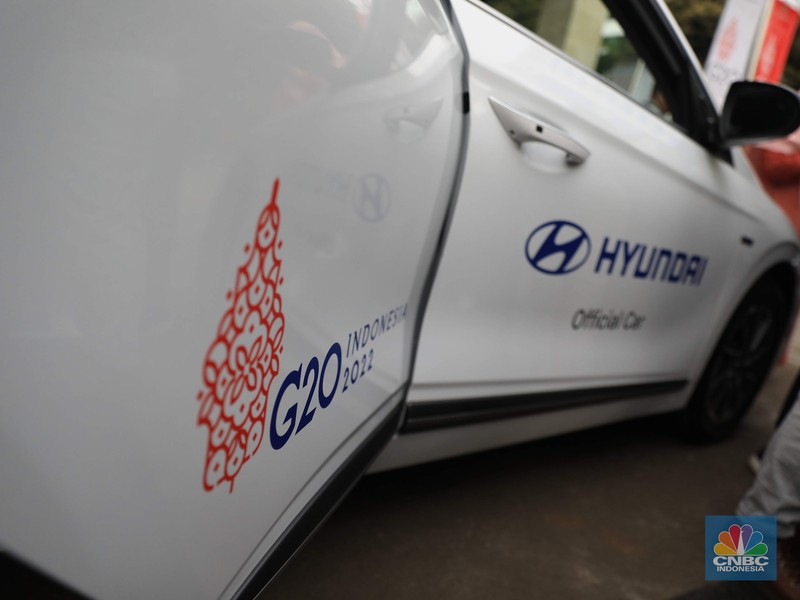 Penyerahan Mobil Listrik sebagai Kendaraan Resmi untuk Mendukung Kegiatan Presidensi G20 di Indonesia Tahun 2022. Menteri Koordinator Bidang Perekonomian Airlangga Hartarto dan Menteri Perindustrian Agus Gumiwang di acara seremonial penyerahan mobil listrik sebagai kendaraan resmi untuk mendukung kegiatan presidensi di Indonesia telah ditetapkan sebagai Presidensi G20 Tahun 2022, di Kemenko Perekonomian, Jakarta, Rabu, 24/11. Pemerintah bakal menggunakan kendaraan listrik sebagai alat transportasi resmi dalam perhelatan Konferensi Tingkat Tinggi (KTT) G20 di Bali pada 2022. Konferensi Tingkat Tinggi (KTT) G20 ke-15. Setiap tahunnya para negara anggota G20 bergilir untuk menjadi tuan rumah rangkaian kegiatan pertemuan organisasi tersebut. Setelah serah terima dari Italia, Indonesia akan memegang Presidensi G20 Tahun 2022 selama satu tahun. (CNBC Indonesia/ Muhammad Sabki)