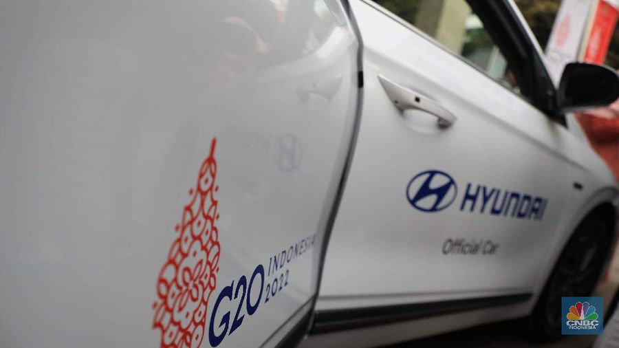 Menteri Koordinator Bidang Perekonomian Airlangga Hartarto dan Menteri Perindustrian Agus Gumiwang di acara seremonial penyerahan mobil listrik sebagai kendaraan resmi untuk mendukung kegiatan presidensi  di Indonesia telah ditetapkan sebagai Presidensi G20 Tahun 2022, di Kemenko Perekonomian, Jakarta, Rabu, 24/11. Pemerintah bakal menggunakan kendaraan listrik sebagai alat transportasi resmi dalam perhelatan Konferensi Tingkat Tinggi (KTT) G20 di Bali pada 2022. Konferensi Tingkat Tinggi (KTT) G20 ke-15. Setiap tahunnya para negara anggota G20 bergilir untuk menjadi tuan rumah rangkaian kegiatan pertemuan organisasi tersebut. Setelah serah terima dari Italia, Indonesia akan memegang Presidensi G20 Tahun 2022 selama satu tahun.  (CNBC Indonesia/ Muhammad Sabki)