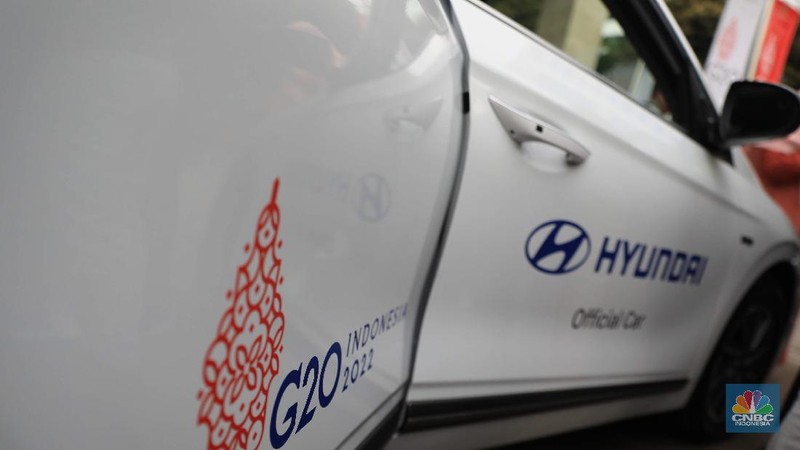 Menteri Koordinator Bidang Perekonomian Airlangga Hartarto dan Menteri Perindustrian Agus Gumiwang di acara seremonial penyerahan mobil listrik sebagai kendaraan resmi untuk mendukung kegiatan presidensi  di Indonesia telah ditetapkan sebagai Presidensi G20 Tahun 2022, di Kemenko Perekonomian, Jakarta, Rabu, 24/11. Pemerintah bakal menggunakan kendaraan listrik sebagai alat transportasi resmi dalam perhelatan Konferensi Tingkat Tinggi (KTT) G20 di Bali pada 2022. Konferensi Tingkat Tinggi (KTT) G20 ke-15. Setiap tahunnya para negara anggota G20 bergilir untuk menjadi tuan rumah rangkaian kegiatan pertemuan organisasi tersebut. Setelah serah terima dari Italia, Indonesia akan memegang Presidensi G20 Tahun 2022 selama satu tahun.  (CNBC Indonesia/ Muhammad Sabki)