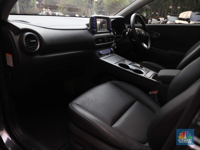Penyerahan Mobil Listrik sebagai Kendaraan Resmi untuk Mendukung Kegiatan Presidensi G20 di Indonesia Tahun 2022. Menteri Koordinator Bidang Perekonomian Airlangga Hartarto dan Menteri Perindustrian Agus Gumiwang di acara seremonial penyerahan mobil listrik sebagai kendaraan resmi untuk mendukung kegiatan presidensi di Indonesia telah ditetapkan sebagai Presidensi G20 Tahun 2022, di Kemenko Perekonomian, Jakarta, Rabu, 24/11. Pemerintah bakal menggunakan kendaraan listrik sebagai alat transportasi resmi dalam perhelatan Konferensi Tingkat Tinggi (KTT) G20 di Bali pada 2022. Konferensi Tingkat Tinggi (KTT) G20 ke-15. Setiap tahunnya para negara anggota G20 bergilir untuk menjadi tuan rumah rangkaian kegiatan pertemuan organisasi tersebut. Setelah serah terima dari Italia, Indonesia akan memegang Presidensi G20 Tahun 2022 selama satu tahun. (CNBC Indonesia/ Muhammad Sabki)
