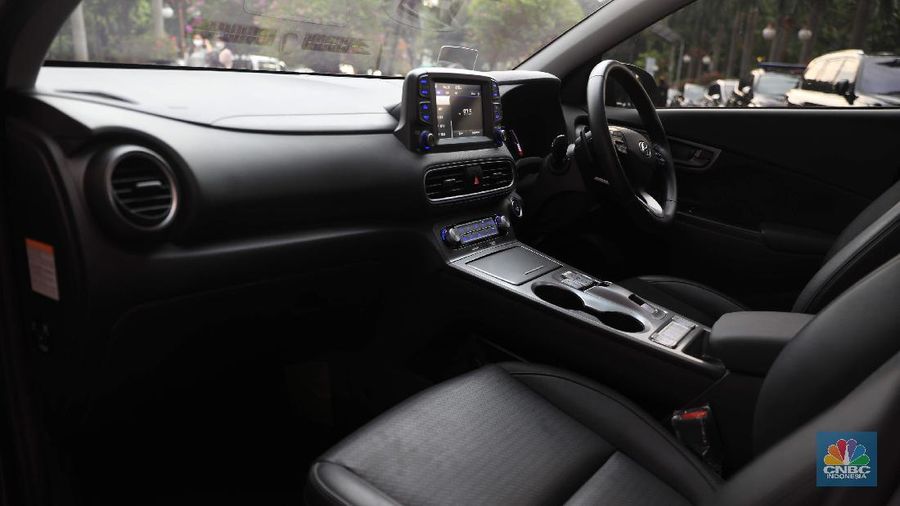 Menteri Koordinator Bidang Perekonomian Airlangga Hartarto dan Menteri Perindustrian Agus Gumiwang di acara seremonial penyerahan mobil listrik sebagai kendaraan resmi untuk mendukung kegiatan presidensi  di Indonesia telah ditetapkan sebagai Presidensi G20 Tahun 2022, di Kemenko Perekonomian, Jakarta, Rabu, 24/11. Pemerintah bakal menggunakan kendaraan listrik sebagai alat transportasi resmi dalam perhelatan Konferensi Tingkat Tinggi (KTT) G20 di Bali pada 2022. Konferensi Tingkat Tinggi (KTT) G20 ke-15. Setiap tahunnya para negara anggota G20 bergilir untuk menjadi tuan rumah rangkaian kegiatan pertemuan organisasi tersebut. Setelah serah terima dari Italia, Indonesia akan memegang Presidensi G20 Tahun 2022 selama satu tahun.  (CNBC Indonesia/ Muhammad Sabki)