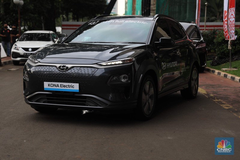 Penyerahan Mobil Listrik sebagai Kendaraan Resmi untuk Mendukung Kegiatan Presidensi G20 di Indonesia Tahun 2022. Menteri Koordinator Bidang Perekonomian Airlangga Hartarto dan Menteri Perindustrian Agus Gumiwang di acara seremonial penyerahan mobil listrik sebagai kendaraan resmi untuk mendukung kegiatan presidensi di Indonesia telah ditetapkan sebagai Presidensi G20 Tahun 2022, di Kemenko Perekonomian, Jakarta, Rabu, 24/11. Pemerintah bakal menggunakan kendaraan listrik sebagai alat transportasi resmi dalam perhelatan Konferensi Tingkat Tinggi (KTT) G20 di Bali pada 2022. Konferensi Tingkat Tinggi (KTT) G20 ke-15. Setiap tahunnya para negara anggota G20 bergilir untuk menjadi tuan rumah rangkaian kegiatan pertemuan organisasi tersebut. Setelah serah terima dari Italia, Indonesia akan memegang Presidensi G20 Tahun 2022 selama satu tahun. (CNBC Indonesia/ Muhammad Sabki)