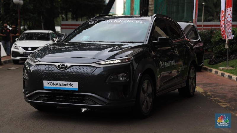 Menteri Koordinator Bidang Perekonomian Airlangga Hartarto dan Menteri Perindustrian Agus Gumiwang di acara seremonial penyerahan mobil listrik sebagai kendaraan resmi untuk mendukung kegiatan presidensi  di Indonesia telah ditetapkan sebagai Presidensi G20 Tahun 2022, di Kemenko Perekonomian, Jakarta, Rabu, 24/11. Pemerintah bakal menggunakan kendaraan listrik sebagai alat transportasi resmi dalam perhelatan Konferensi Tingkat Tinggi (KTT) G20 di Bali pada 2022. Konferensi Tingkat Tinggi (KTT) G20 ke-15. Setiap tahunnya para negara anggota G20 bergilir untuk menjadi tuan rumah rangkaian kegiatan pertemuan organisasi tersebut. Setelah serah terima dari Italia, Indonesia akan memegang Presidensi G20 Tahun 2022 selama satu tahun.  (CNBC Indonesia/ Muhammad Sabki)