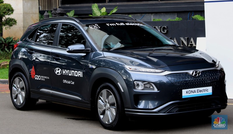 Penyerahan Mobil Listrik sebagai Kendaraan Resmi untuk Mendukung Kegiatan Presidensi G20 di Indonesia Tahun 2022. Menteri Koordinator Bidang Perekonomian Airlangga Hartarto dan Menteri Perindustrian Agus Gumiwang di acara seremonial penyerahan mobil listrik sebagai kendaraan resmi untuk mendukung kegiatan presidensi di Indonesia telah ditetapkan sebagai Presidensi G20 Tahun 2022, di Kemenko Perekonomian, Jakarta, Rabu, 24/11. Pemerintah bakal menggunakan kendaraan listrik sebagai alat transportasi resmi dalam perhelatan Konferensi Tingkat Tinggi (KTT) G20 di Bali pada 2022. Konferensi Tingkat Tinggi (KTT) G20 ke-15. Setiap tahunnya para negara anggota G20 bergilir untuk menjadi tuan rumah rangkaian kegiatan pertemuan organisasi tersebut. Setelah serah terima dari Italia, Indonesia akan memegang Presidensi G20 Tahun 2022 selama satu tahun. (CNBC Indonesia/ Muhammad Sabki)