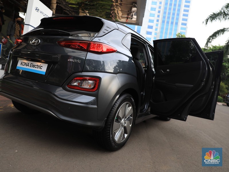 Hyundai Kona sebagai Kendaraan Resmi Kegiatan Presidensi G20 di Indonesia Tahun 2022. Menteri Koordinator Bidang Perekonomian Airlangga Hartarto dan Menteri Perindustrian Agus Gumiwang di acara seremonial penyerahan mobil listrik sebagai kendaraan resmi untuk mendukung kegiatan presidensi di Indonesia telah ditetapkan sebagai Presidensi G20 Tahun 2022, di Kemenko Perekonomian, Jakarta, Rabu, 24/11. Pemerintah bakal menggunakan kendaraan listrik sebagai alat transportasi resmi dalam perhelatan Konferensi Tingkat Tinggi (KTT) G20 di Bali pada 2022. Konferensi Tingkat Tinggi (KTT) G20 ke-15. Setiap tahunnya para negara anggota G20 bergilir untuk menjadi tuan rumah rangkaian kegiatan pertemuan organisasi tersebut. Setelah serah terima dari Italia, Indonesia akan memegang Presidensi G20 Tahun 2022 selama satu tahun. CNBC Indonesia/ Muhammad Sabki)