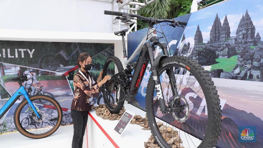 Karyawan toko mendisplay sepeda gunung elektrik yang di pamerkan di ajang Indonesia Electric Motor Show (IEMS) 2021, yang digelar oleh Badan Riset dan Inovasi Nasional (BRIN), 24–26 November 2021, di Puspitek Serpong, Tangerang Selatan, Banten. Polygn meluncurkan MTB seri full suspension e-bike pertamanya yakni Bromo. Untuk masalah harga sepeda gunung Polygon Bromo N8 dibanderol Rp 80 jutaaan. Sepeda gunung Polygon Brom N8 menggunakan teknologi suspensi terbaru, yakni Independent Floating Suspension (IFS).  Mengutip dari situs resmi Polygon, melalui teknologi terbaru Polygon, yakni IFS, tim pengembangan menghadirkan suspensi yang seindependen mungkin dan terpisah dari gerakan roda belakang.  Sepeda gunung Polygon Bromo N8 juga telah dilengkapi dengan spesifikasi yang memadai. Penggunaan frame dengan material ALX Enduro membuat sepeda Polygon Bromo N8 memiliki bobot yang ringan tetapi ketahanannya kuat. Sebagai sepeda full suspension, Polygon Bromo N8 juga dilengkapi dua suspensi yang terletak di depan dan di tengah. Ini membuat kenyamanan ketika rider gowes melewati jalur ekstrem. Shifter yang digunakan juga telah menggunakan Shimano Deore XT SL-M8100, 1x12 Speed Trigger. Sementara itu untuk pengeremannya menggunakan Shimano Deore XT M8120 Hydraulic Disc Brake. Dengan jenis rem tersebut, respon pengeremannya bakal lebih pakem ketika mengerem.  (CNBC Indonesia/ Tri Susilo)