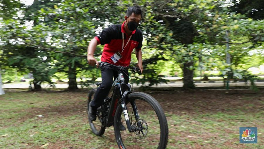 Karyawan toko mendisplay sepeda gunung elektrik yang di pamerkan di ajang Indonesia Electric Motor Show (IEMS) 2021, yang digelar oleh Badan Riset dan Inovasi Nasional (BRIN), 24–26 November 2021, di Puspitek Serpong, Tangerang Selatan, Banten. Polygn meluncurkan MTB seri full suspension e-bike pertamanya yakni Bromo. Untuk masalah harga sepeda gunung Polygon Bromo N8 dibanderol Rp 80 jutaaan. Sepeda gunung Polygon Brom N8 menggunakan teknologi suspensi terbaru, yakni Independent Floating Suspension (IFS).  Mengutip dari situs resmi Polygon, melalui teknologi terbaru Polygon, yakni IFS, tim pengembangan menghadirkan suspensi yang seindependen mungkin dan terpisah dari gerakan roda belakang.  Sepeda gunung Polygon Bromo N8 juga telah dilengkapi dengan spesifikasi yang memadai. Penggunaan frame dengan material ALX Enduro membuat sepeda Polygon Bromo N8 memiliki bobot yang ringan tetapi ketahanannya kuat. Sebagai sepeda full suspension, Polygon Bromo N8 juga dilengkapi dua suspensi yang terletak di depan dan di tengah. Ini membuat kenyamanan ketika rider gowes melewati jalur ekstrem. Shifter yang digunakan juga telah menggunakan Shimano Deore XT SL-M8100, 1x12 Speed Trigger. Sementara itu untuk pengeremannya menggunakan Shimano Deore XT M8120 Hydraulic Disc Brake. Dengan jenis rem tersebut, respon pengeremannya bakal lebih pakem ketika mengerem.  (CNBC Indonesia/ Tri Susilo)